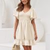 Women's Flowy Casual Mini Dresses 2025 Summer Graduation Smocked V Neck Vacation Dress Dress with Pockets